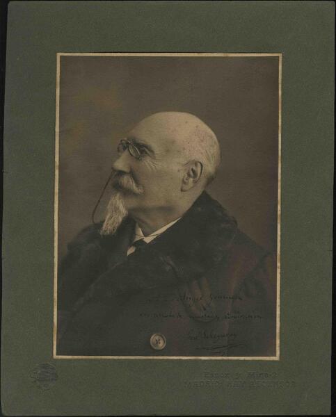 Retrat de José Echegaray dedicat a Guimerà. MAE/CMAG.