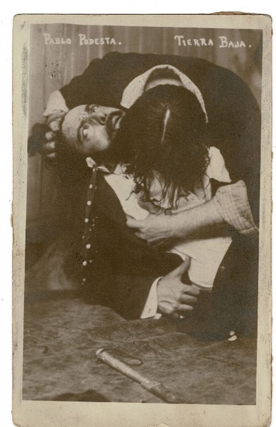 Pablo Podestá (Manelic) clavant una queixalada a la jugular d’Arturo Mais (Don Carlo / Sebastià) a Tierra baja, en l’adaptació de Camilo Vidal. INET. 