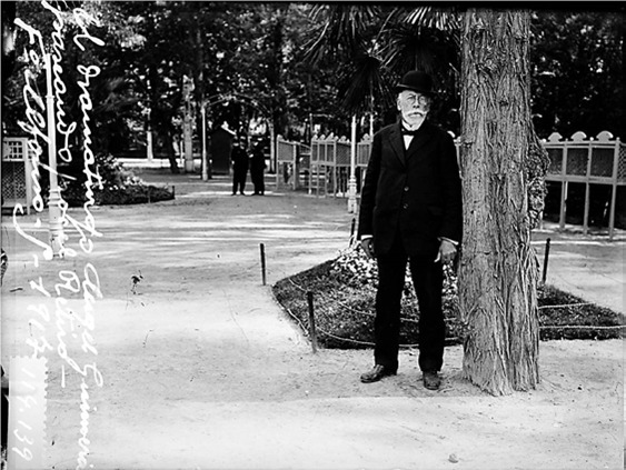 Àngel Guimerà passejant pel parc del Retiro de Madrid, el maig de 1917. Archivo Fotográfico Alfonso. Archivo General de la Administración.
