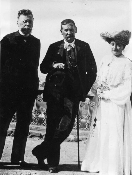 Fotografia de Guimerà, Galdós i Guerrero, de 1903, al restaurant Miramar de Barcelona. CMAG. 