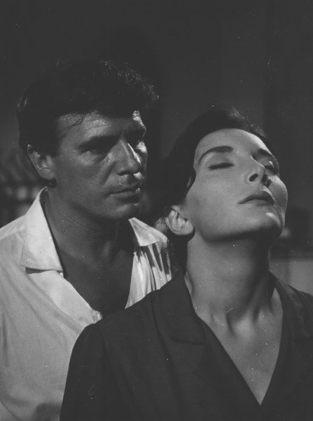  Els actors Francisco Rabal i Núria Espert en el film María Rosa (1965), dirigit per Armando Moreno. Biblioteca Virtual Miguel de Cervantes. Archivo Francisco Rabal.