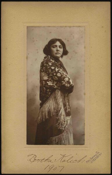 Berta Kalich en el paper de Marta a Martha of the Lowlands (1903). MAE/CMAG .