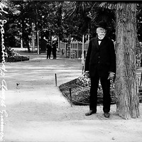 Àngel Guimerà passejant pel parc del Retiro de Madrid, el maig de 1917. Archivo Fotográfico Alfonso. Archivo General de la Administración.
