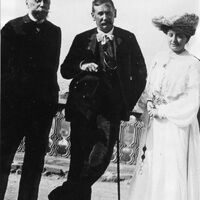 Fotografia de Guimerà, Galdós i Guerrero, de 1903, al restaurant Miramar de Barcelona. CMAG. 