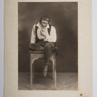 Enric Borràs en una fotografia dedicada a Guimerà el 1910. MAE.