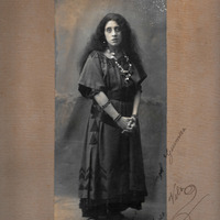 Retrat autògraf de Maria Vila dedicat a Guimerà. MAE/CMAG.